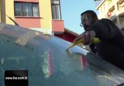 Kars donuyor, çok sayıda aracın camı buz tuttu