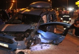 Karşı şeride geçen otomobil hafif ticari araçla çarpıştı: 1 ölü 7 yaralı