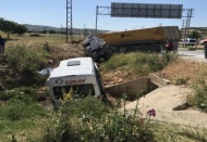 Karşı şeride geçen yük TIR’ı işçi servisine çarptı