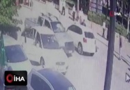 Karşıya geçmek isteyen anne ve kızına otomobil çarptı