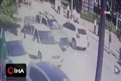 Karşıya geçmek isteyen anne ve kızına otomobil çarptı