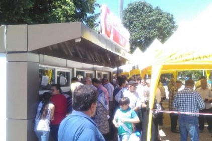 Kart yenilemek için uzun kuyruklar oluştu