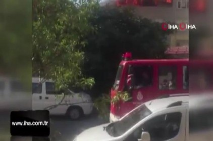 Kartal&#039;da binanın çatısı alev alev yandı
