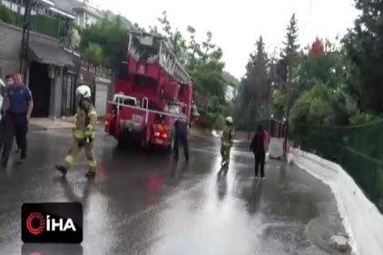Kartal&#039;da villanın çatısına yıldırım düştü