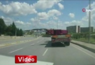 Kasasındaki demir parçasıyla yolda tehlike saçan tır kamerada