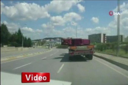 Kasasındaki demir parçasıyla yolda tehlike saçan tır kamerada
