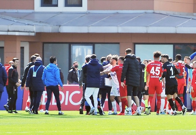 Kasımpaşa-Gaziantep FK maçının devre arasında tartışma çıktı
