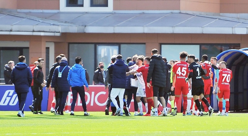 Kasımpaşa-Gaziantep FK maçının devre arasında tartışma çıktı