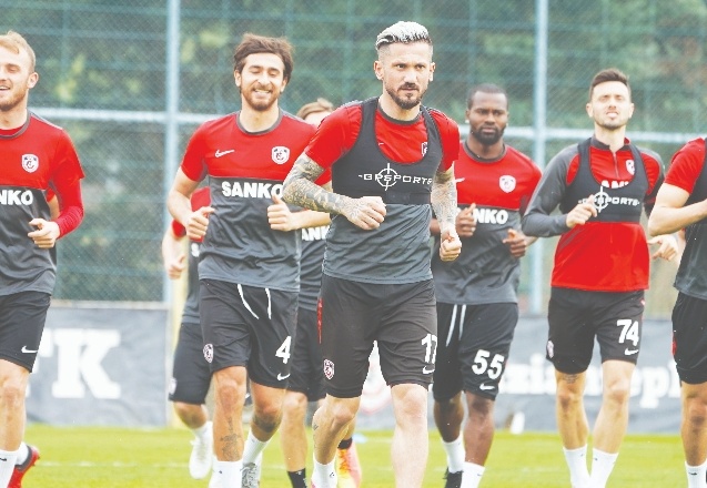 Kasımpaşa karşısında forma giyen futbolcular takımdan ayrı çalıştı