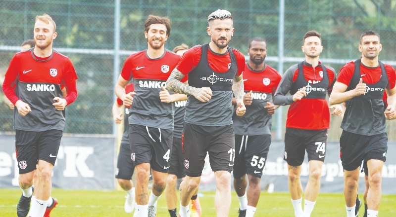 Kasımpaşa karşısında forma giyen futbolcular takımdan ayrı çalıştı