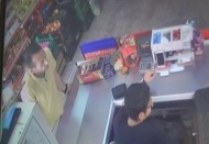 Kasiyerin cep telefonunu saniyeler içerisinde çaldı