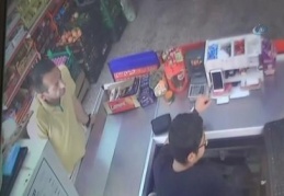Kasiyerin cep telefonunu saniyeler içerisinde çaldı