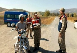 Kasksız motosiklet sürücülerine geçit yok