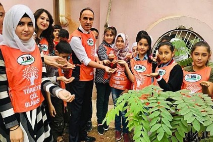 Katıoğlu çocuklar ile toprak çapalayıp tohum dikti