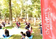 Kavaklık Park’ta gençler kitap okuyor