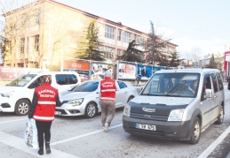 Kavşaklarda iftariyelik dağıtılıyor