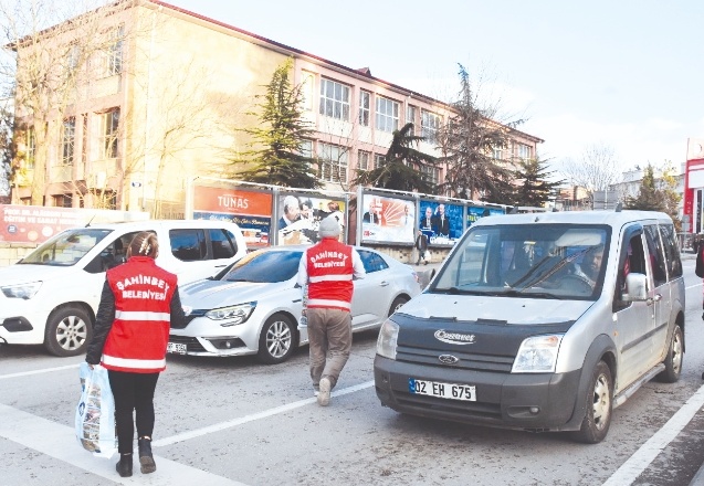 Kavşaklarda iftariyelik dağıtılıyor