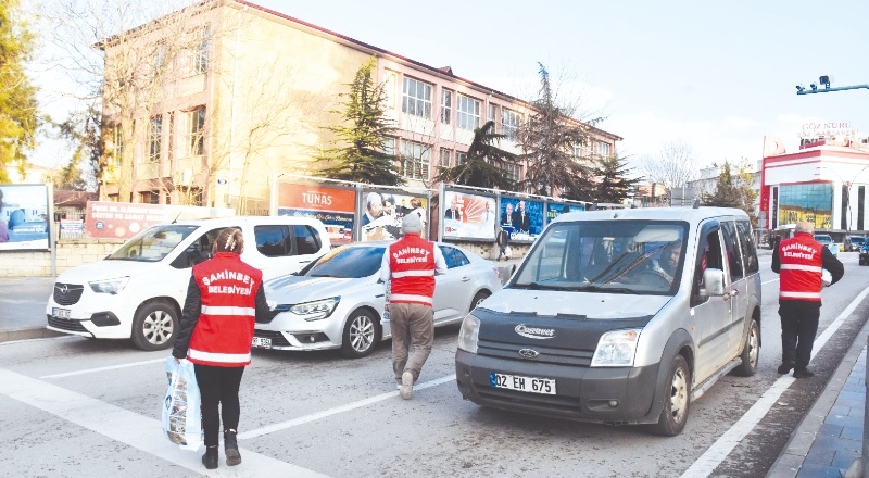 Kavşaklarda iftariyelik dağıtılıyor