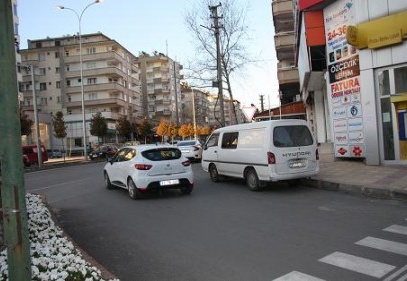 Kavşaklardaki araç parkına çözüm bulunsun