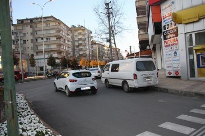 Kavşaklardaki araç parkına çözüm bulunsun