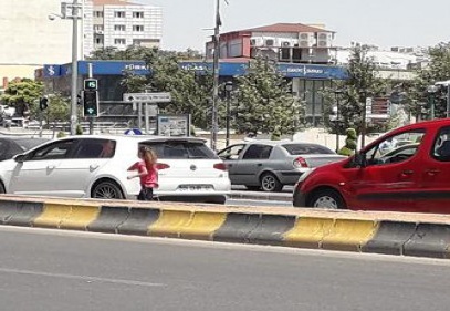 Kavşaklardaki kırmızı ışıklar dilenen çocukların değişmez mekanı