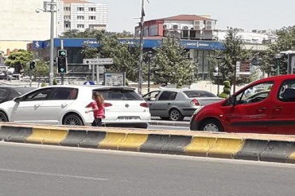 Kavşaklardaki kırmızı ışıklar dilenen çocukların değişmez mekanı