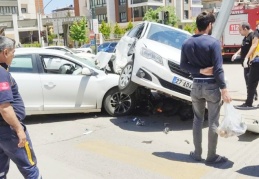 Kavşakta çarpışan otomobillerin sürücüleri yaralandı