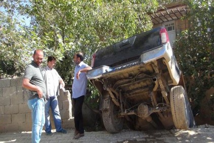 Kavun yüklü araç bahçe duvarını yıktı