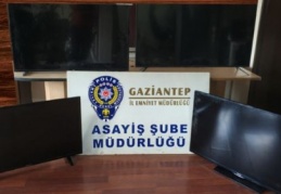 Kaya parçaları ile camı kıran hırsızlar saniyeler içinde 5 televizyonu çaldı 