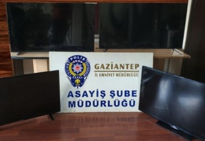 Kaya parçaları ile camı kıran hırsızlar saniyeler içinde 5 televizyonu çaldı 