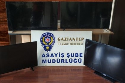 Kaya parçaları ile camı kıran hırsızlar saniyeler içinde 5 televizyonu çaldı 