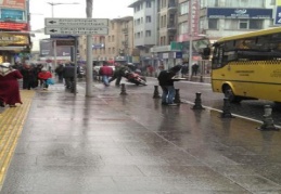 Kaygan zeminde motosikleti düşürdü