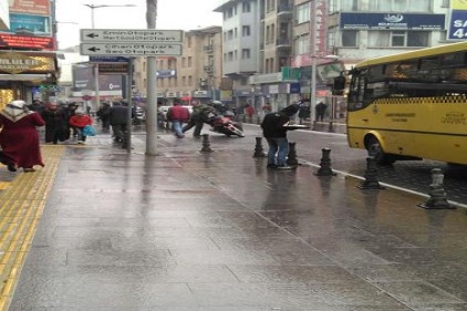 Kaygan zeminde motosikleti düşürdü