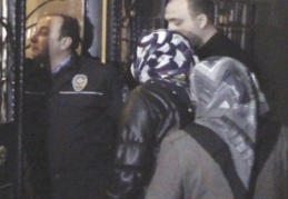 Kayınpederi ve kayınvalidesini öldürüp, eşini ise ağır yaraladı