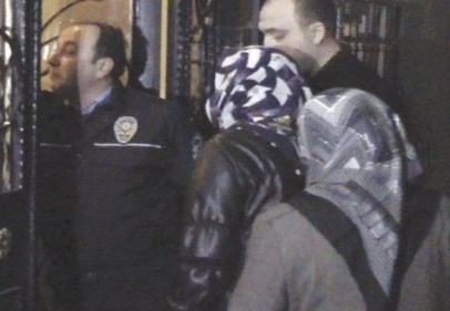 Kayınpederi ve kayınvalidesini öldürüp, eşini ise ağır yaraladı