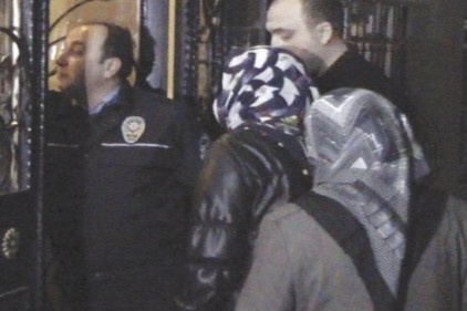 Kayınpederi ve kayınvalidesini öldürüp, eşini ise ağır yaraladı