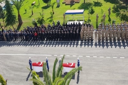 Kayıp muhabiri ararken suya kapılarak şehit olan askerler için tören düzenlendi 