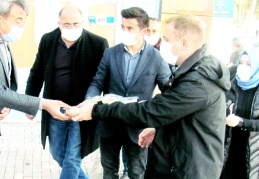 Kaymakam Mutlu irmik helvası dağıttı