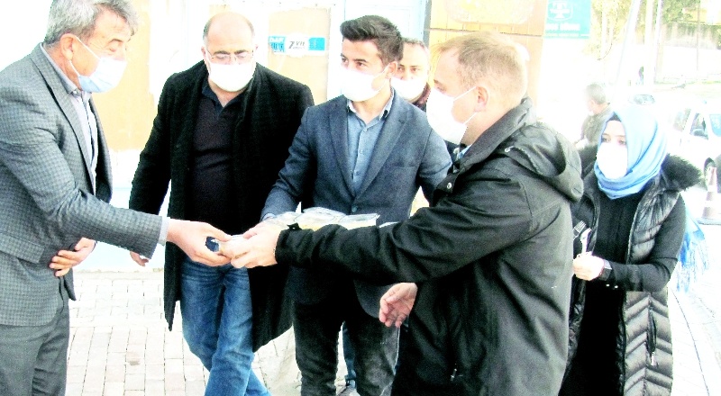 Kaymakam Mutlu irmik helvası dağıttı