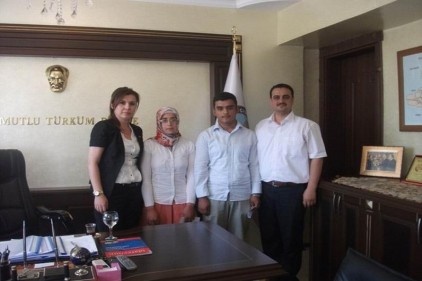 Kaymakam Uçar, başarılı öğrencileri ödüllendirdi.