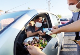 Kaymakam’dan uyarı ve şeker ikramı