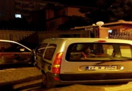 Kaymakamlık konutunun bahçe kapısına çarptı
