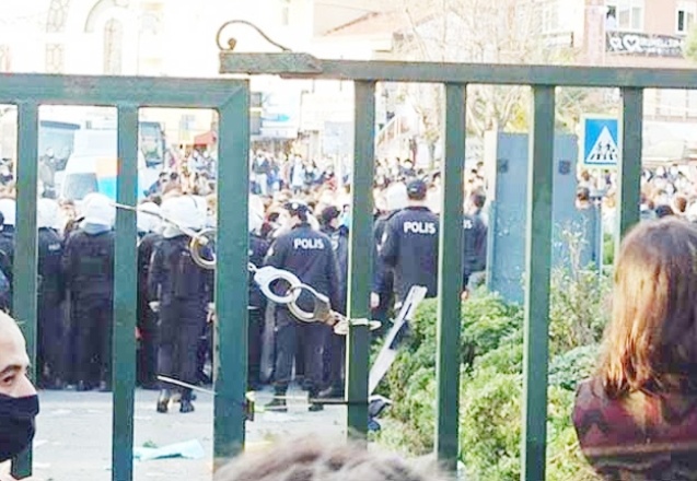 Kayyım rektörü protesto eden Boğaziçi Üniversitesi öğrencilerine operasyon: Çok sayıda gözaltı var