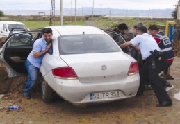 Kaza kontrolü yapan polisle kaza geçirdi