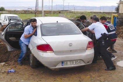 Kaza kontrolü yapan polisle kaza geçirdi