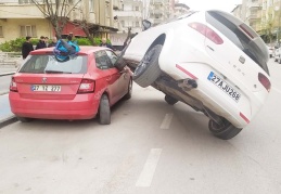 Kaza yapan araç, park halindeki aracın üzerinde asılı kaldı