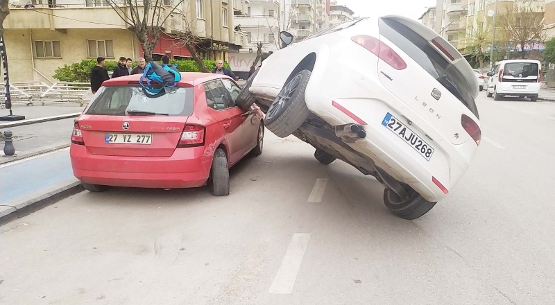 Kaza yapan araç, park halindeki aracın üzerinde asılı kaldı