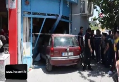Kaza yapan otomobil terzi dükkanına girdi: 1 yaralı