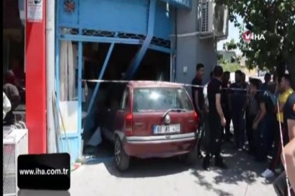 Kaza yapan otomobil terzi dükkanına girdi: 1 yaralı