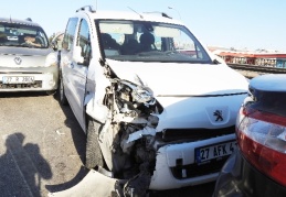 Kaza yapınca duran araçlar, zincirleme kazaya neden oldu